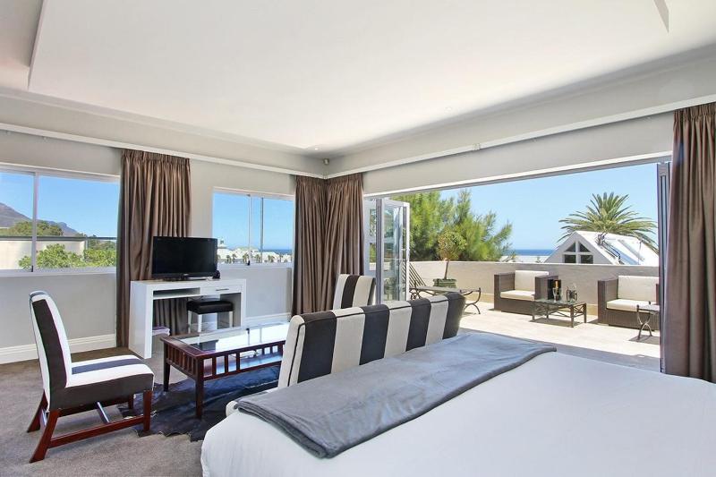Suite with Sea View image 2
