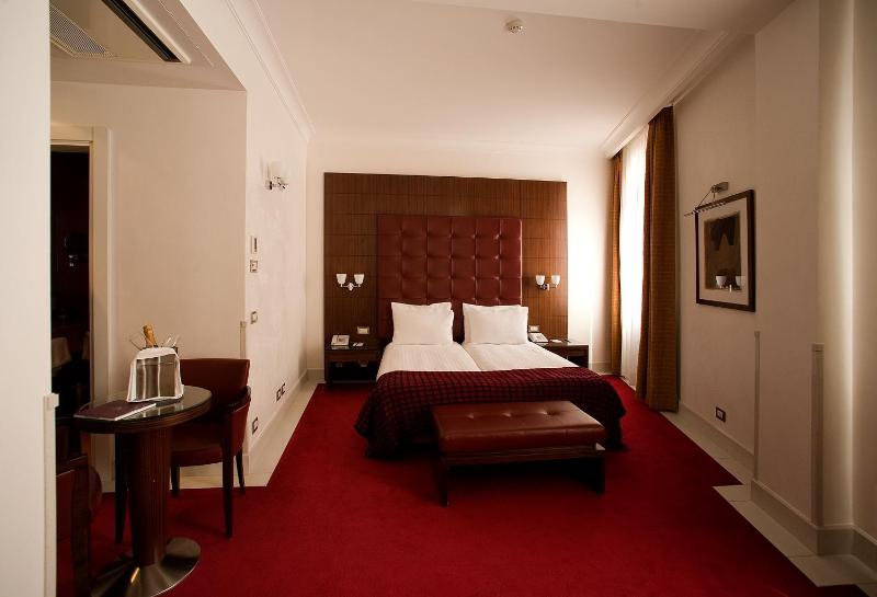 Deluxe Double or Twin Room With Extra Bed image 3