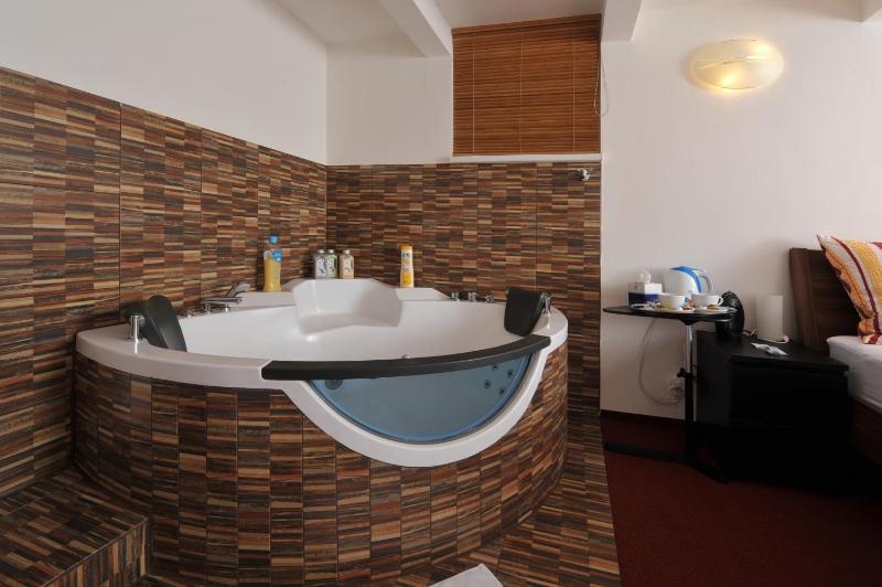 Superior Double Room with Spa Bath and Sauna image 3