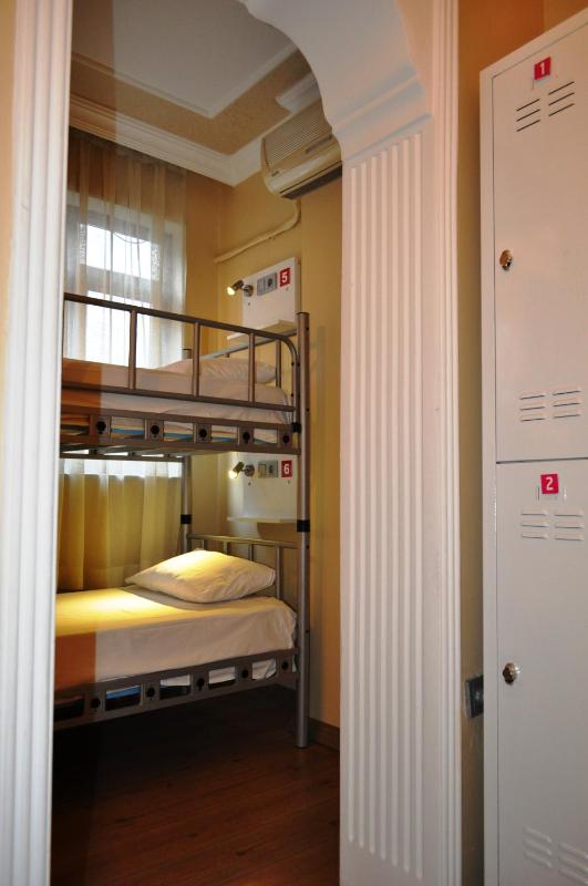 Single Bed in Mixed Dormitory Room image 4
