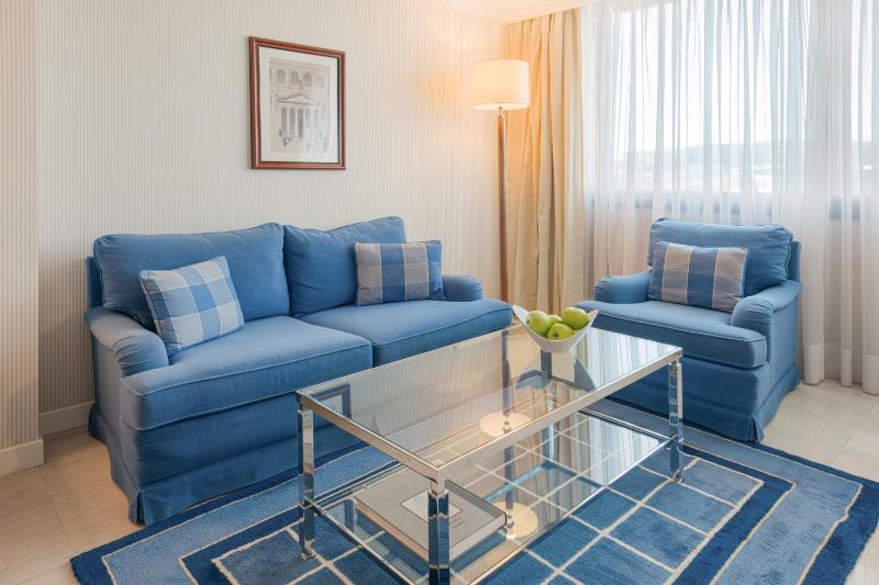 Classic King Room with Acropolis View and Club Access  image 1