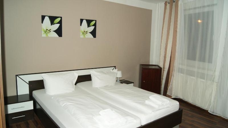 Economy Double Room with Shared Bathroom image 2