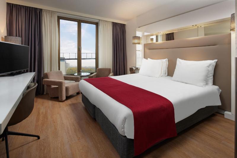 Large Double or Twin Room with City View image 1
