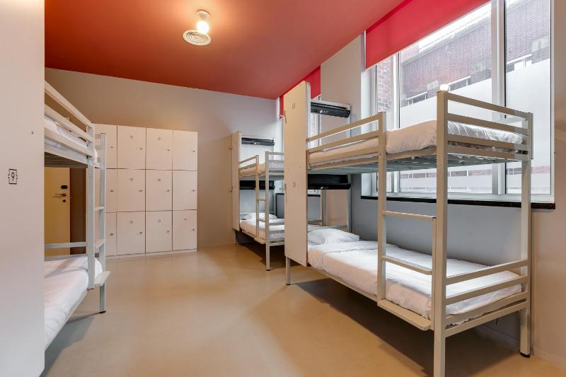 Bed in 6-bed en-suite dorm image 1