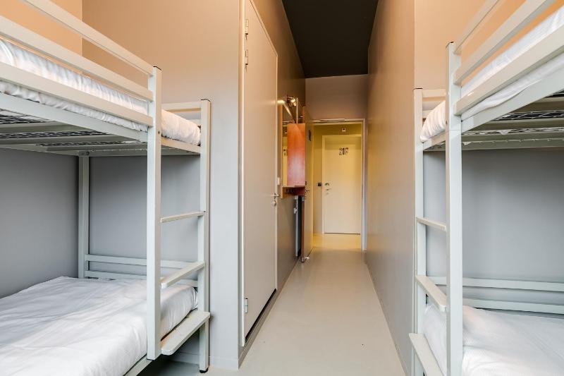 Bed in 6-4-bed En-suite Dorm image 4