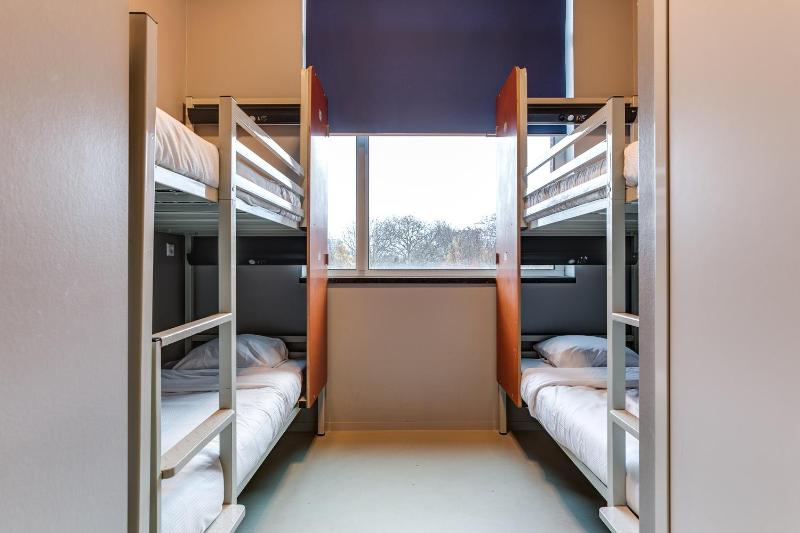 Bed in 4-bed girl en-suite dorm  image 4