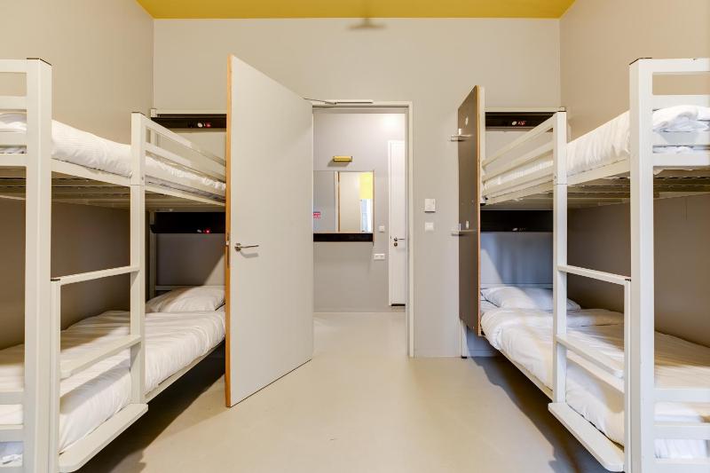 Bed in 6-4-bed En-suite Dorm image 3