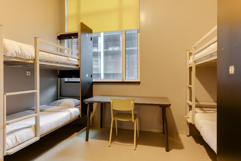 Bed in 6-bed en-suite dorm image 4