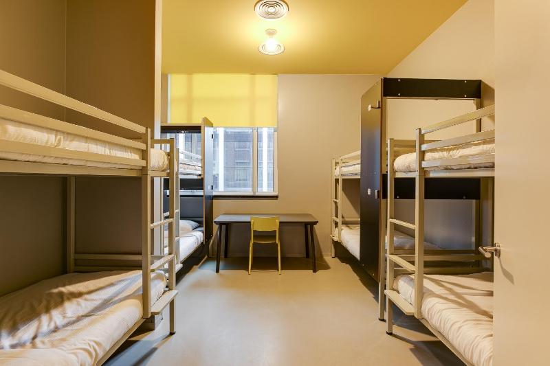 Bed in 8-bed en-suite dorm image 1