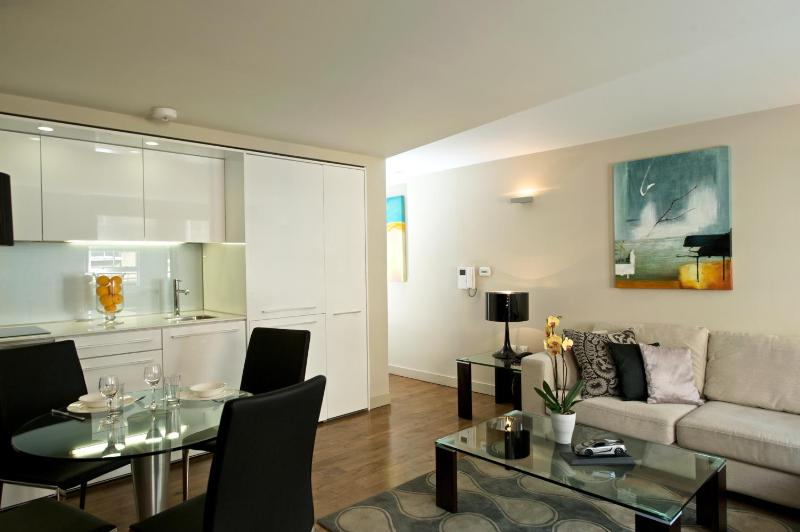 Executive One-Bedroom Apartment image 3
