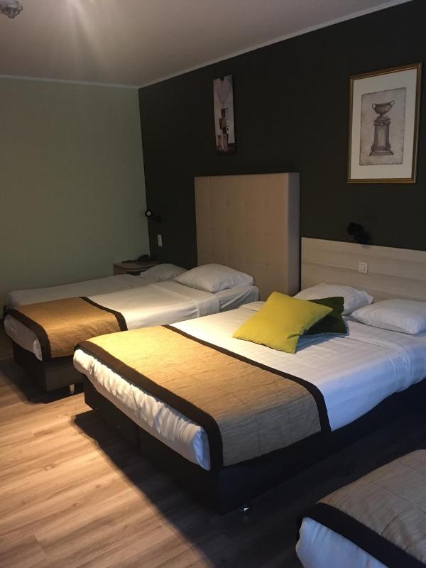Twin Room image 1
