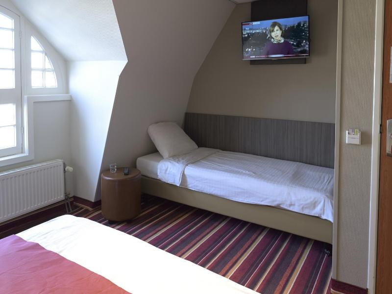 Triple Room with Canal View image 3