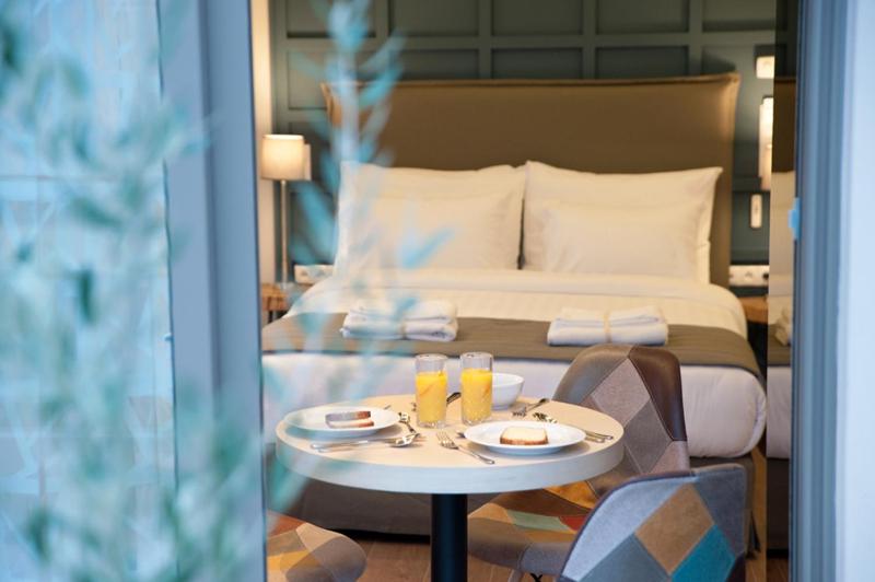 Suite with Hot Tub image 1