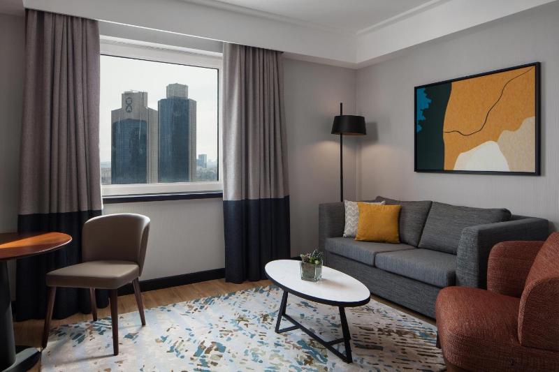 Corner Suite with Panoramic City View image 3
