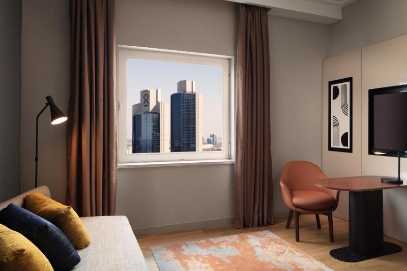Executive Suite with Panoramic City View - Lounge Access image 3