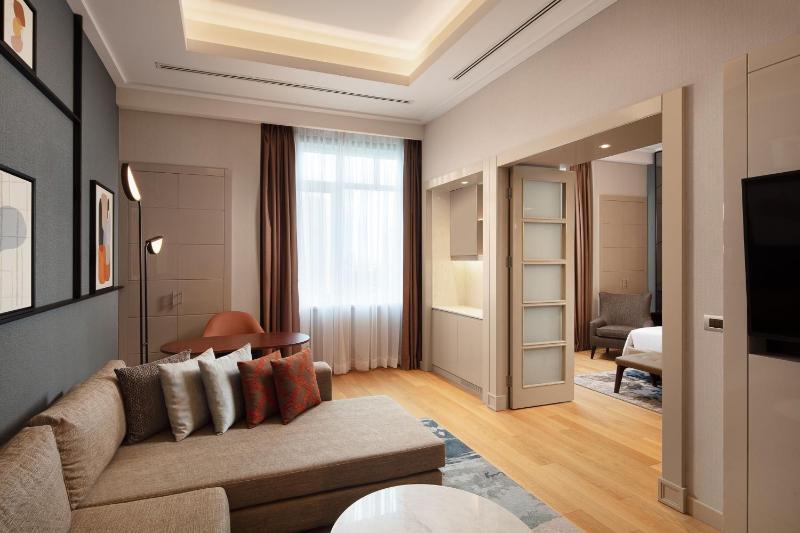Executive Suite with Panoramic City View - Lounge Access image 2