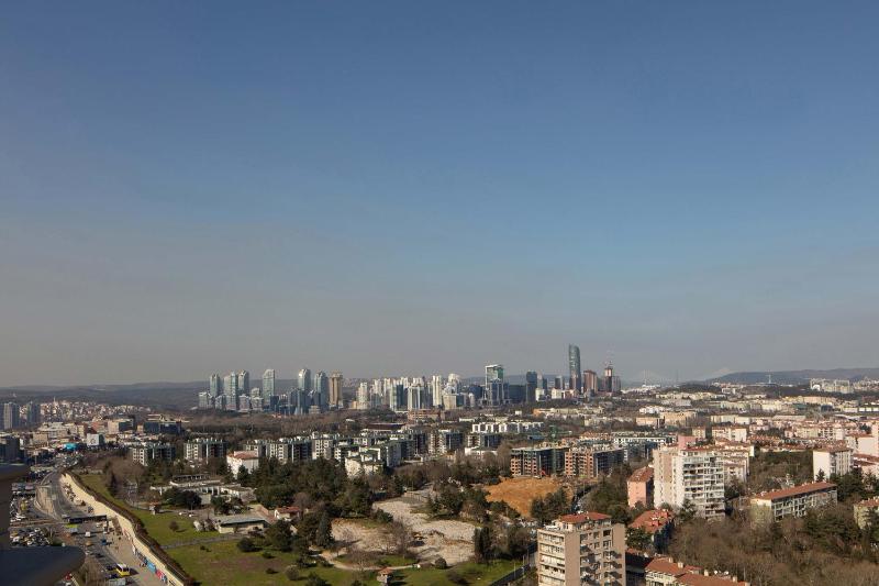 Corner Suite with Panoramic City View image 2