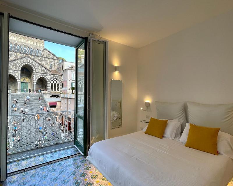 Deluxe Double Room with Balcony and Cathedral View image 4