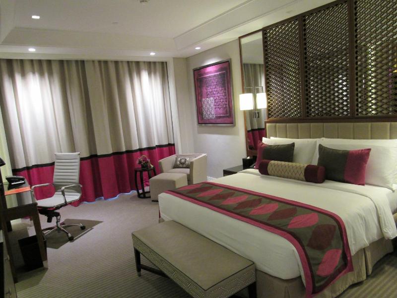 Luxury King Room with City View image 2
