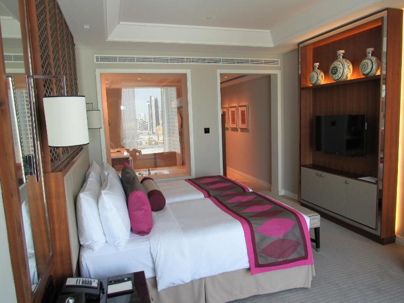 Luxury Twin Room with City View image 2