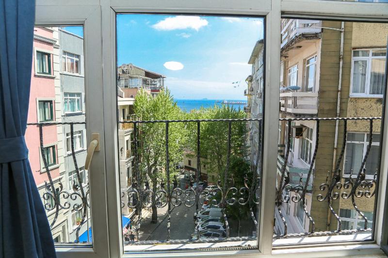 Standard Twin Room with Sea View image 2
