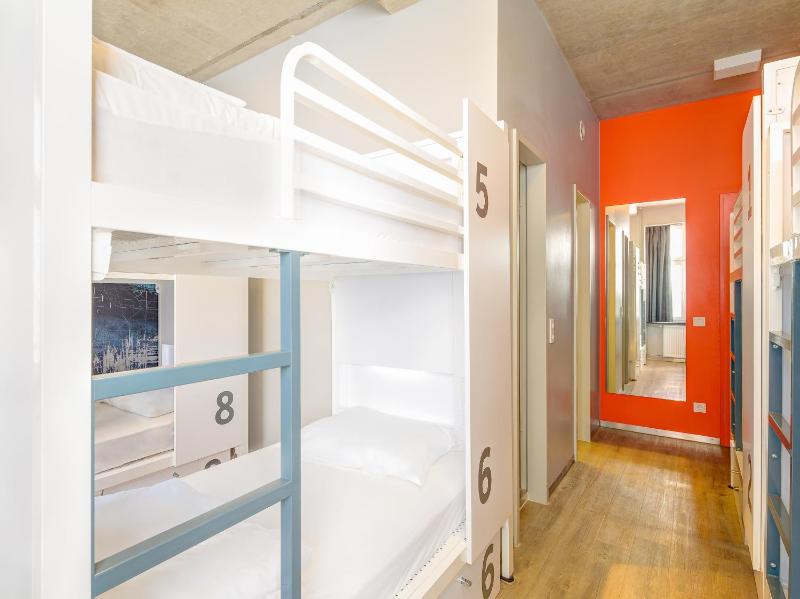 Bed in 6-Bed Mixed Dormitory Room with Private Bathroom image 1