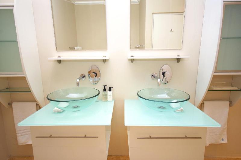 Deluxe Double or Twin Room with Sea View image 2