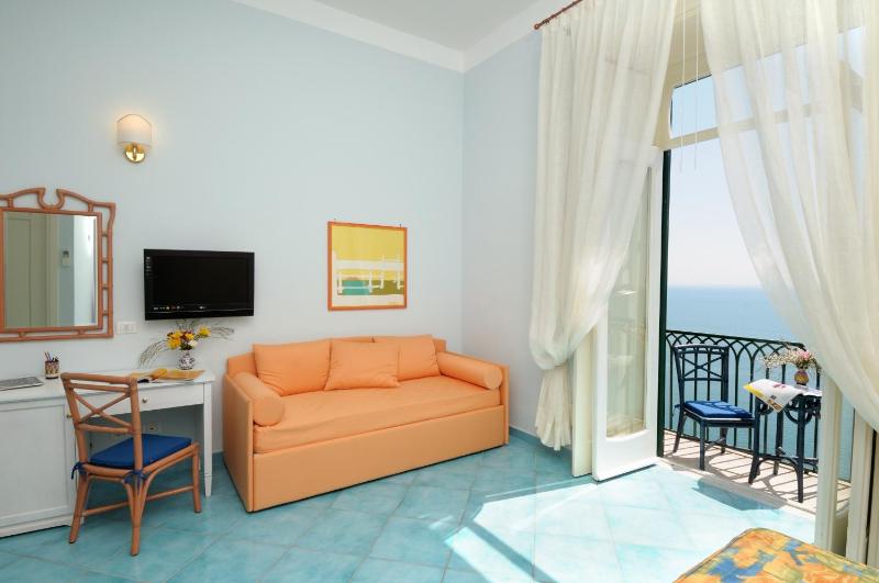 Superior Quadruple Room with Balcony and Sea View image 3