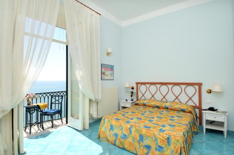 Superior Quadruple Room with Balcony and Sea View image 1