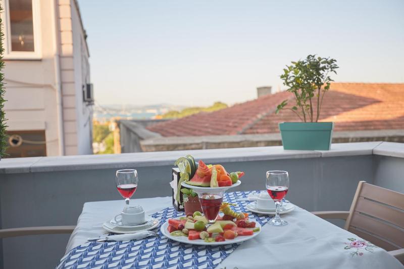 Double Room with Balcony image 2