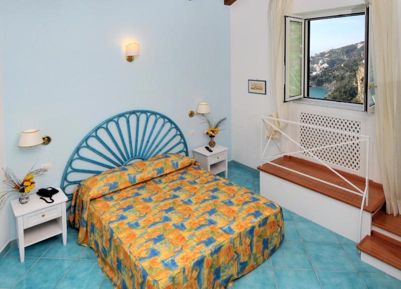 Superior Double Room with Side Sea View image 3