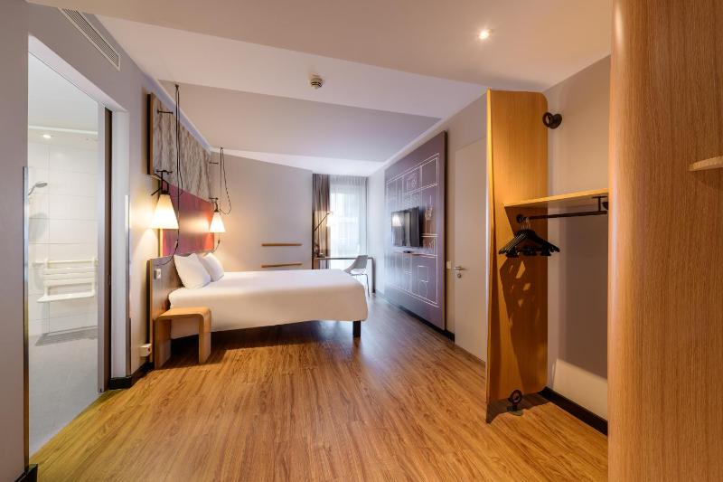 Standard Double Room - Mobility Accessible image 1
