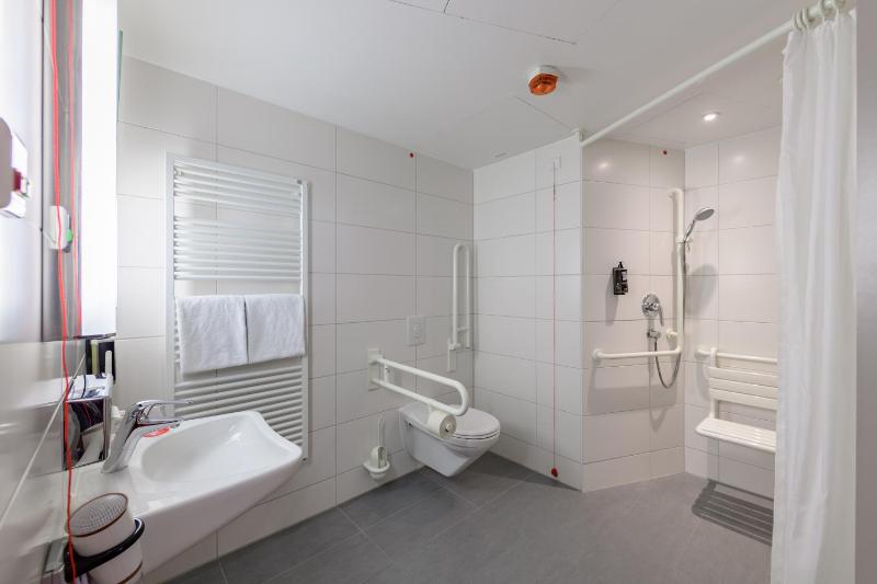 Standard Double Room - Mobility Accessible image 4