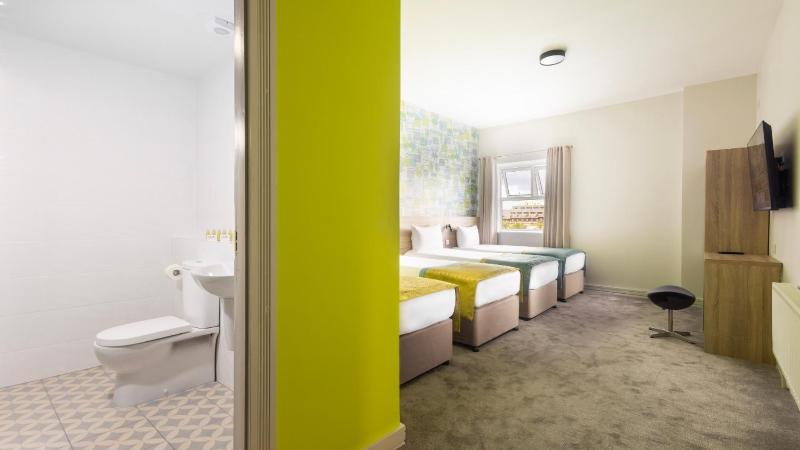 Quadruple Room image 4