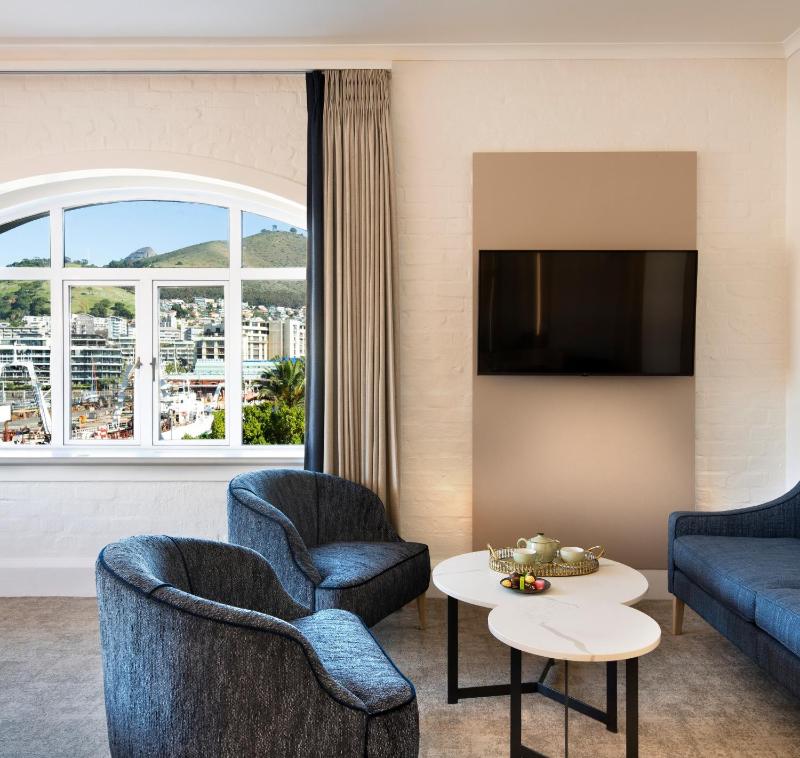 Superior Double Room with Mountain and Harbour View image 4