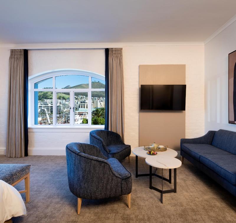 Superior Double Room with Mountain and Harbour View image 3