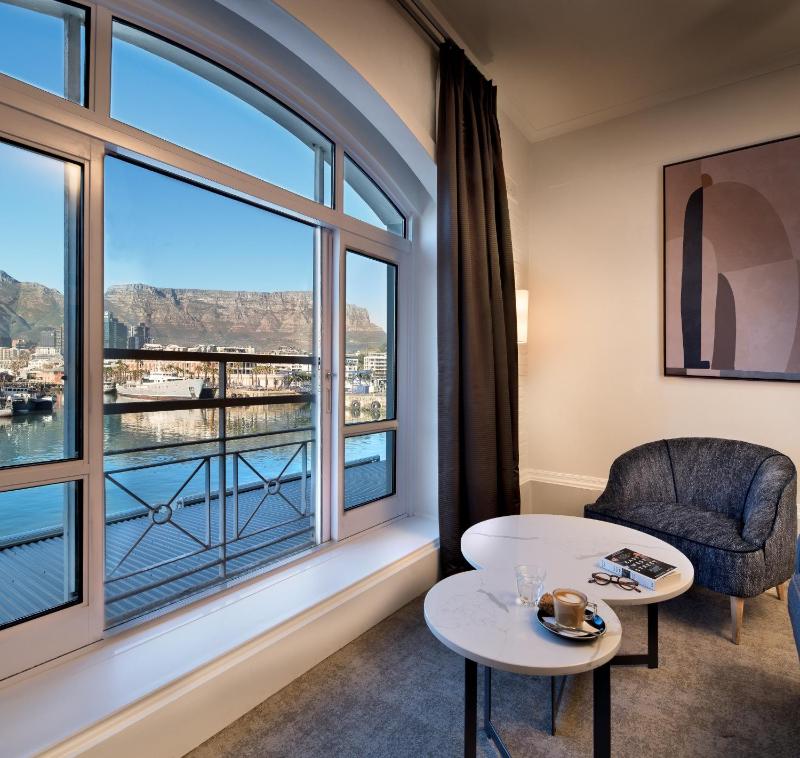 Superior Double Room with Mountain and Harbour View image 2