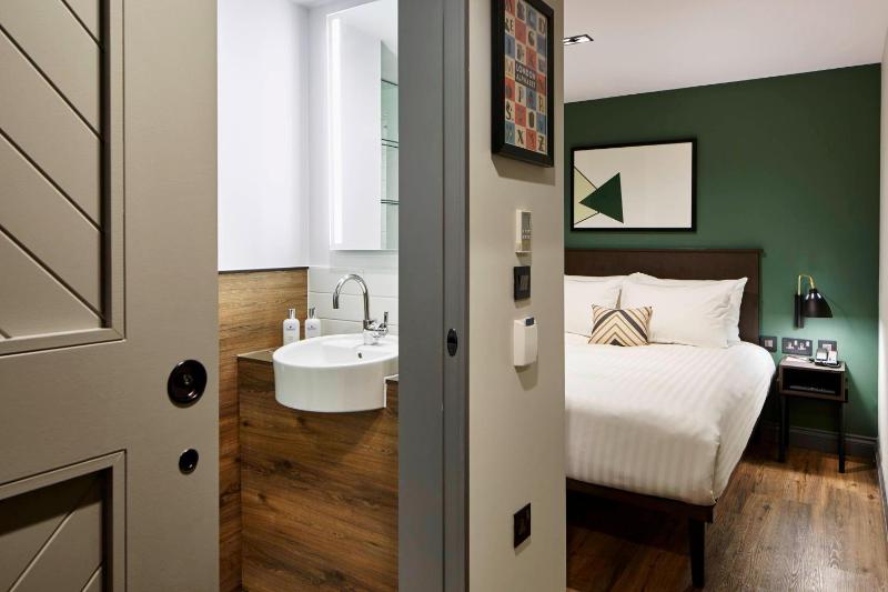 One-Bedroom Suite with Double Bed image 2