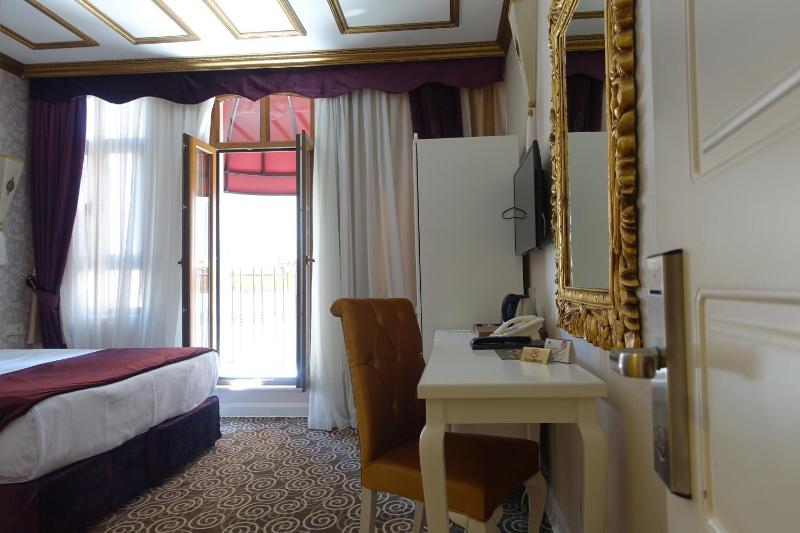 Suite with Balcony image 4