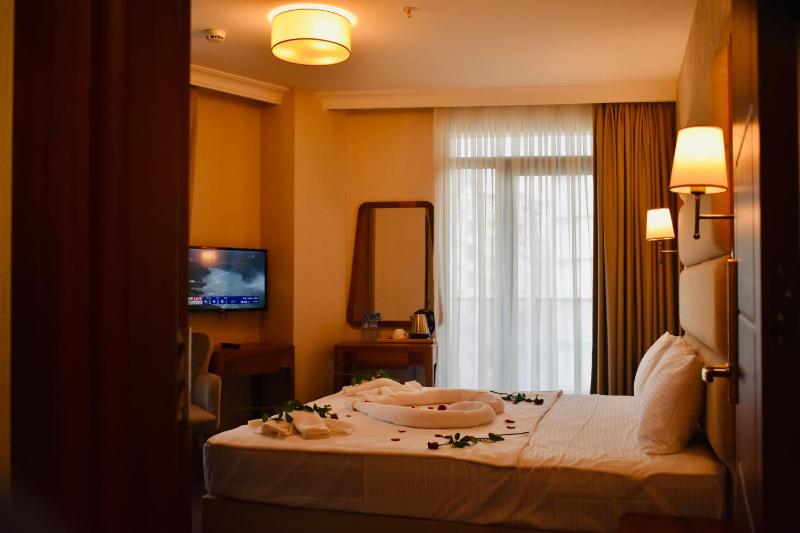 Deluxe King Room with City View image 4