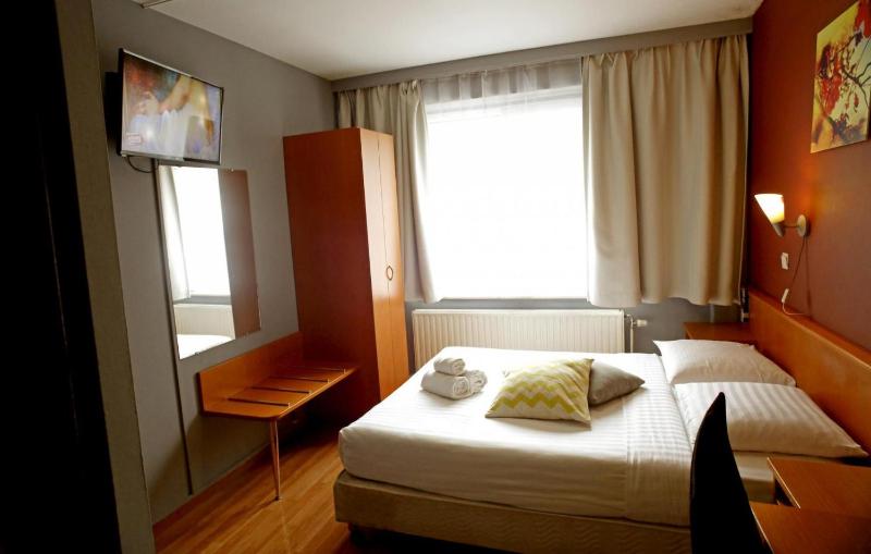 Double Room image 1