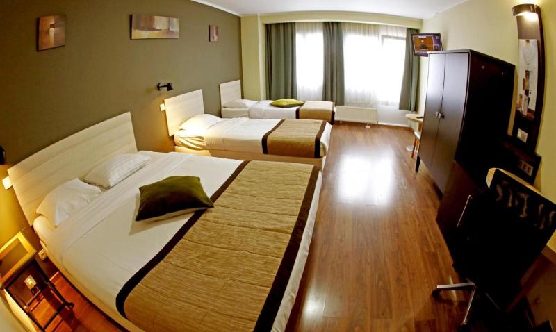 Quadruple Room image 4