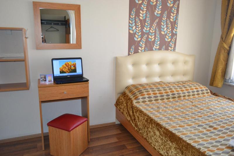 Standard Double Room with Shared Bathroom image 1