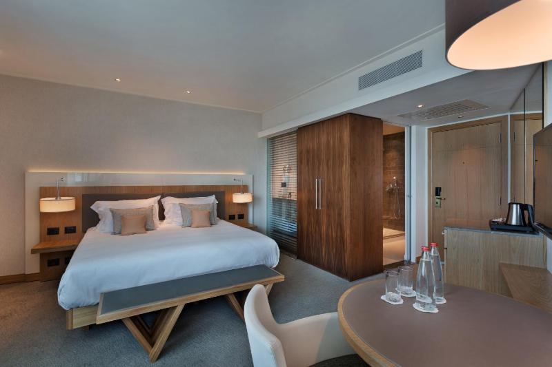 Superior Double Room with Sea View image 3