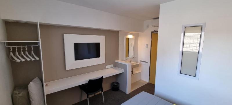 Deluxe Queen Room image 4