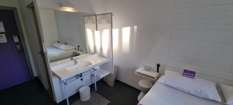 Supreme Queen Room image 2