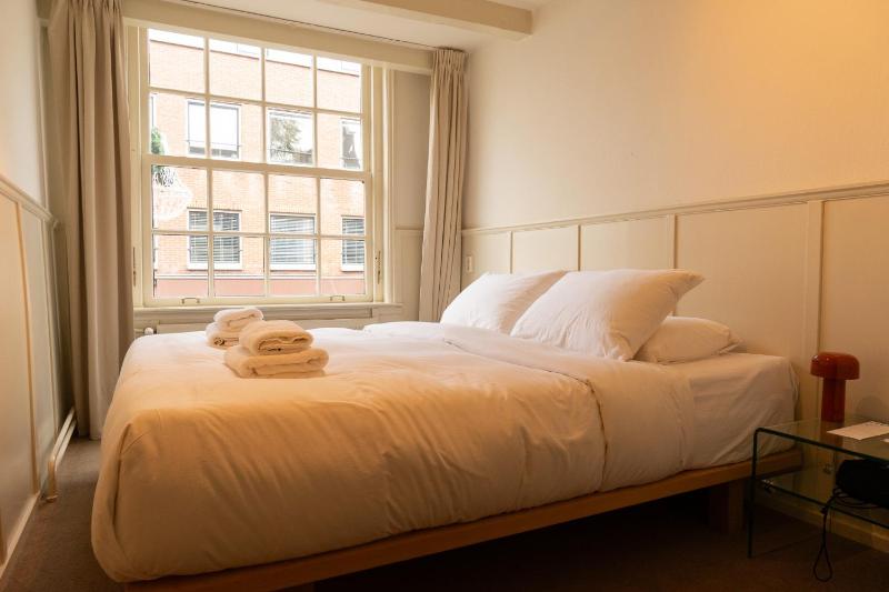 Small Double Room image 3