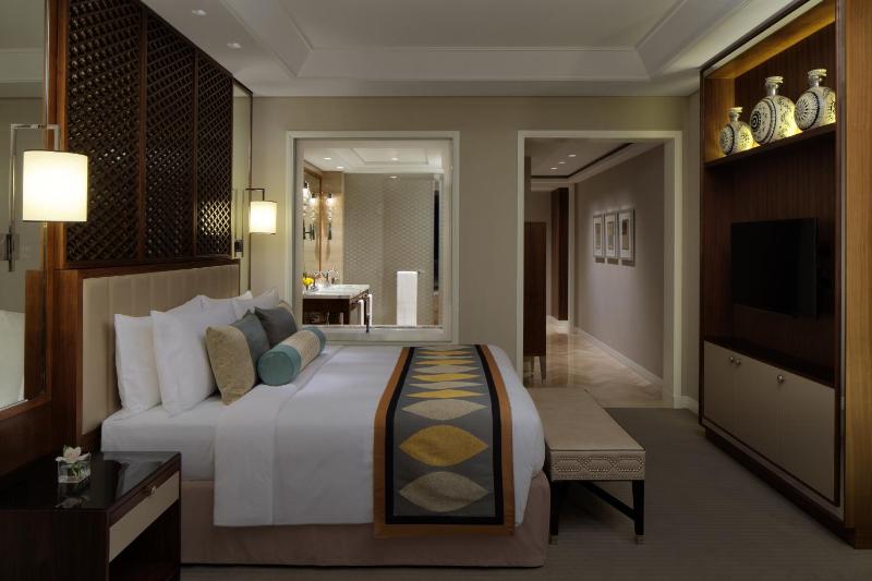 Luxury King Room With Burj View image 2