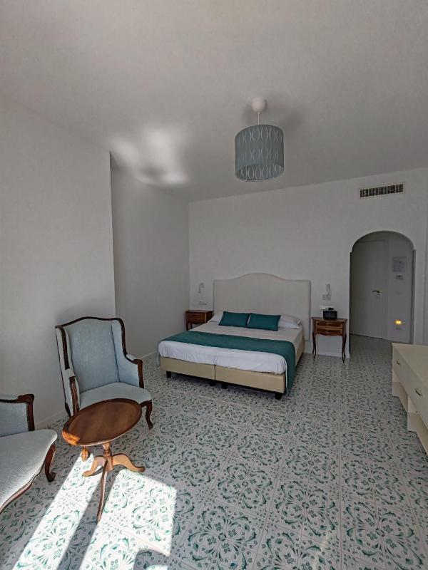 Classic Double Room with Sea View image 3