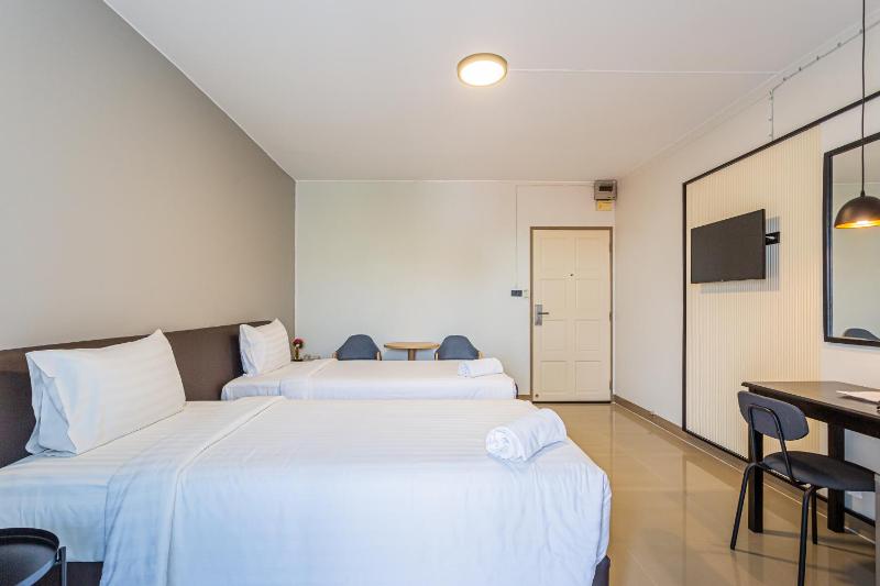 Superior Twin Room with Balcony image 1